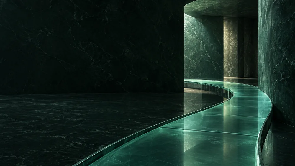 Caminho em vidro verde atravessando uma arquitetura de mármore